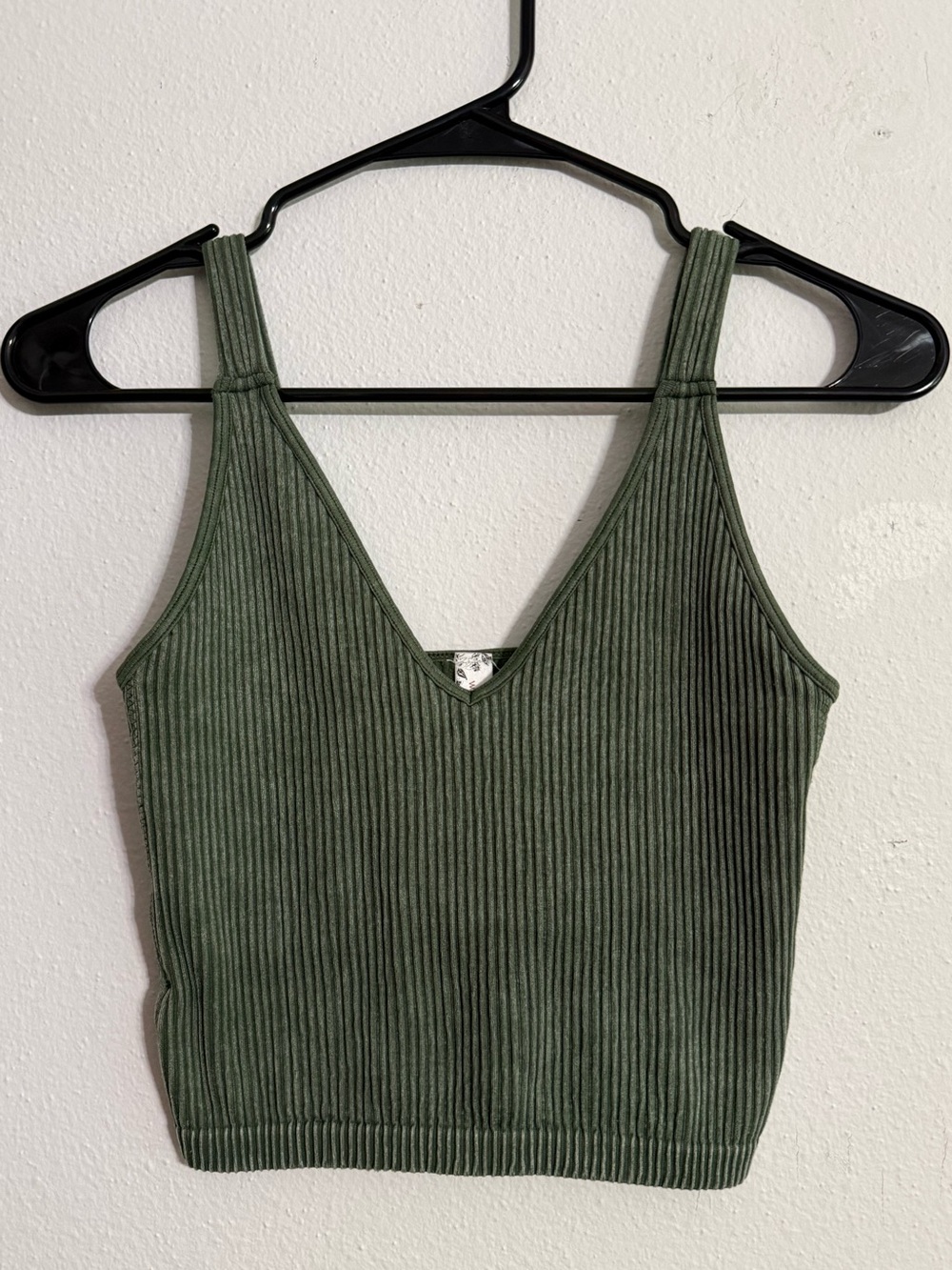 ☀️ wishlist • Ribbed V-Neck Cropped Tank Top - Olive  • Womens M/L